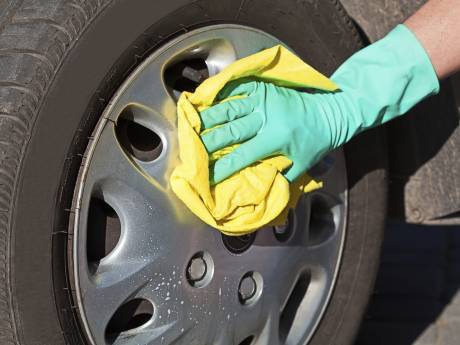 Auto voor de deur of op straat wassen: mag dat eigenlijk overal? (het antwoord zal je verbazen)