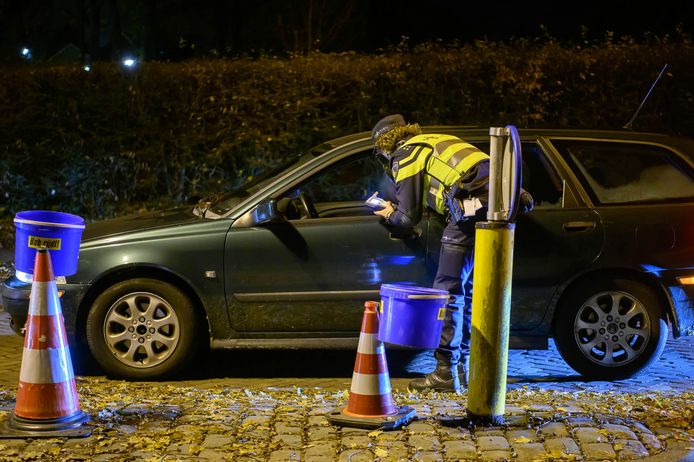 Aan de Dorpstraat in Ulvenhout wordt vrijdagavond een alcoholcontrole gehouden door de politie.