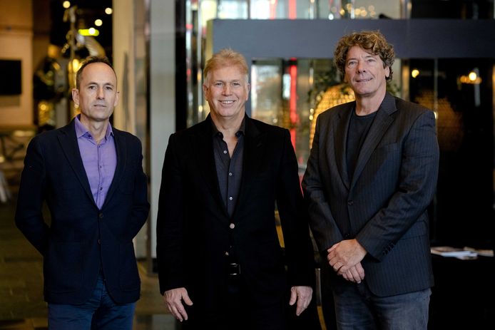(VLNR) Paul Huibregtsen, ondernemer en investeerder Marcel Boekhoorn en Roel Pieters tijdens de ondertekening van een samenwerkingsovereenkomst bij ONE de Musical.
