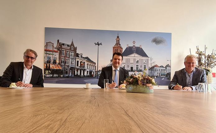 Rob van Son van Alwel, burgemeester Han van Midden en Marc van der Steen van Stadlander (vlnr) ondertekenen een convenant om woonfraude strenger aan te pakken.