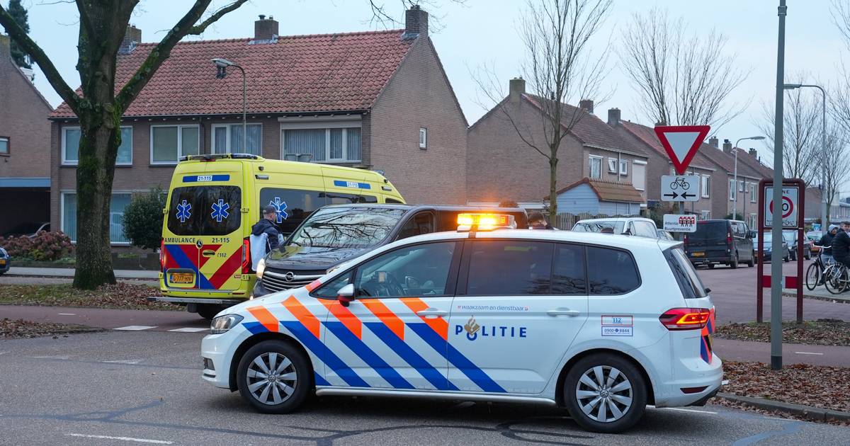 Fietsster in botsing met busje in Oss, vrouw naar ziekenhuis.