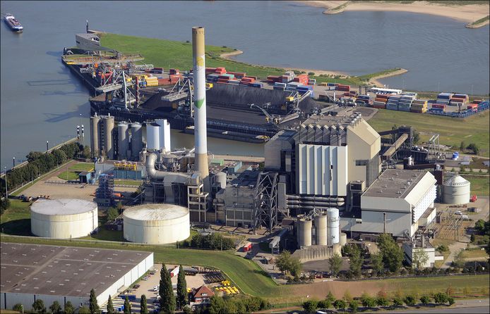 Luchtopname uit 2013 van de nog werkende kolencentrale.