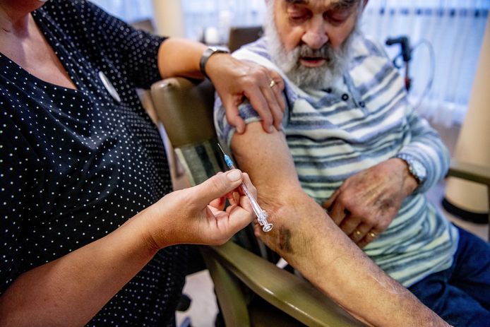 De eerste ouderen hebben hun boosterprik intussen gekregen. Verpleeghuizen hopen dat er minder besmettingen binnen komen als meer bewoners een derde prik hebben.