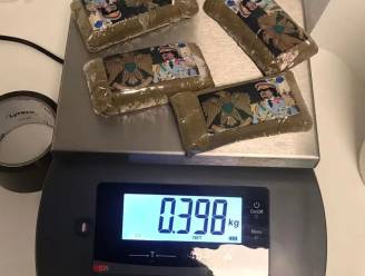 Douane onderschept 400 gram hasj in dichtgenaaide sportzak
