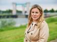 Hilde de Wit bij de Prinses Maxima Sluizen in Lith, haar woonplaats. Ze is door de VVD voorgedragen als wethouder en volgt in die rol partijgenoot Thijs van Kessel op.