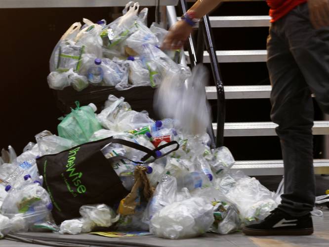 Bedrijven leggen lat laag in strijd tegen plastic: zakjes in de supermarkt pas tegen 2022 verdwenen