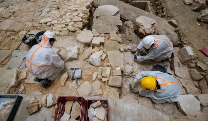 Archeologen aan het werk onder de afgebrande Notre-Dame.