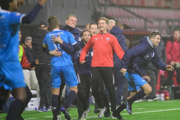 Excelsior Maassluis viert feest na de met 1-0 gewonnen wedstrijd tegen FC Emmen, 14 december vorig jaar. Beeld Pro Shots / Ron Jonker