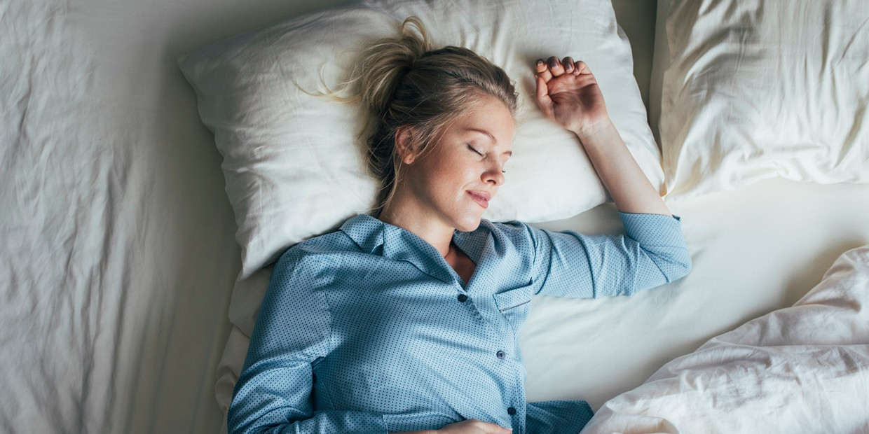 onvoorwaardelijk deeltje regen Is slapen zonder kussen dé oplossing tegen nekpijn? | Margriet