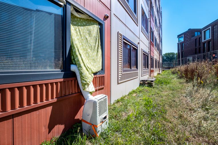 Bewoner van Place2BU heeft zelf een airco aangeschaft om de hitte te lijf te gaan. Beeld Raymond Rutting / de Volkskrant