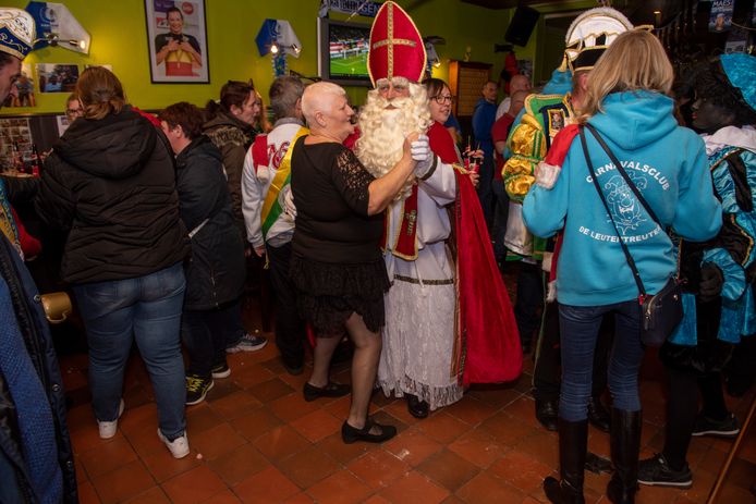 Sinterklaas bouwt feestje in café Den Dries in Wetteren.