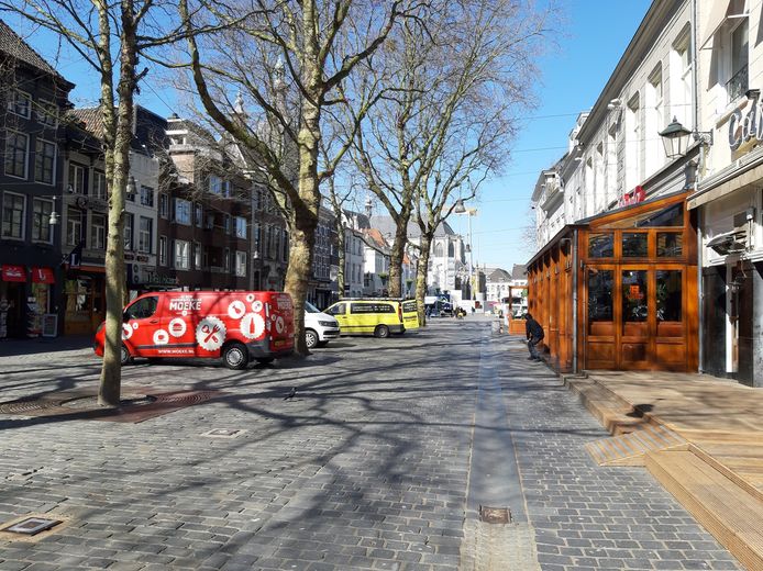 Lege straten en een leeg winkelcentrum Barones tijdens de coronacrisis waarbij mensen is geadviseerd zoveel mogelijk thuis te blijven en alleen naar buiten te gaan als het moet.