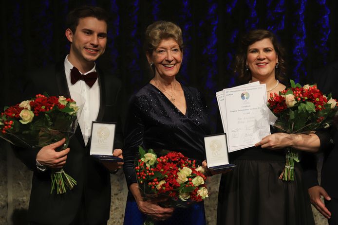 Vlnr: Michael Sikich, piano, Dame Felicity Lott (juryvoorzitter) en mezzosopraan Ema Nikolovska (foto: Rahul Gandolahage)