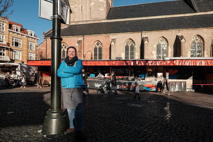 Judith van den Berg voor haar viskraam op de Markt in Winterswijk.