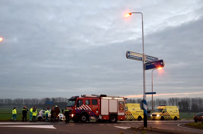 Op de kruising van de Zevenbergseweg en de Strijpenseweg is een ernstig ongeval gebeurd een bestuurder word door de brandweer uit zijn auto geknipt nog niet zo lang geleden is er op het zelfde punt een soort gelijk ongeval gebeurd.