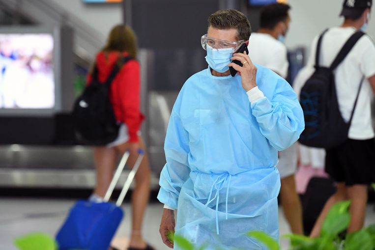 Archiefbeeld: man met beschermende kledij op Australische luchthaven. Beeld EPA