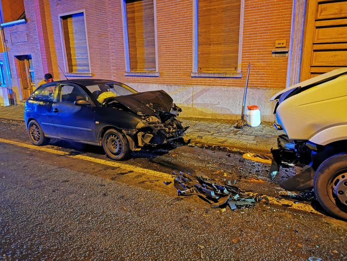 De Seat Ibiza knalde frontaal tegen de bestelwagen.