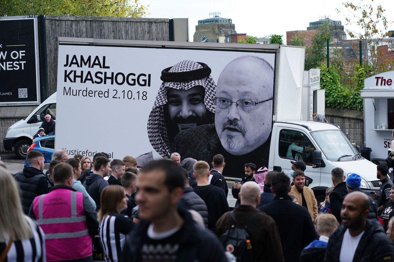 Buiten het stadion St. James’ Park van Newcastle United staat een busje met de tekst ‘Justice for Jamal Khashoggi’.