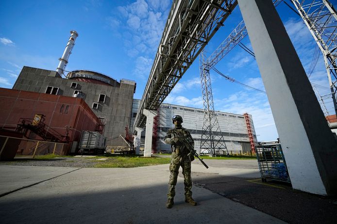 Russische militairen bewaken de kerncentrale van Zaporizja, in het zuidoosten van Oekraïne.