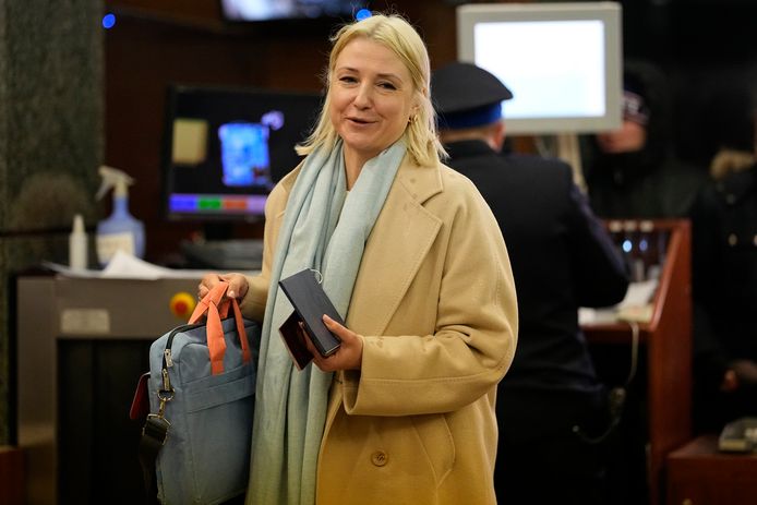 Jekaterina Doentsova bij het indienen van de papieren van de kiescommissie om haar kandidatuur formeel te registreren.