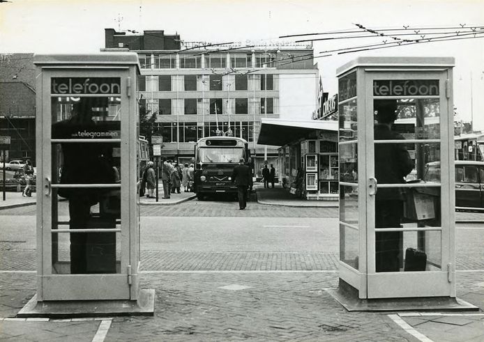 Telefooncellen op het Arnhemse Stationsplein in 1971. Inmiddels zijn openbare telefooncellen uit het straatbeeld verdwenen.