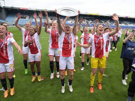Ajaxvrouwen aanwezig bij alternatieve huldiging: ‘We voelen ons vereerd’