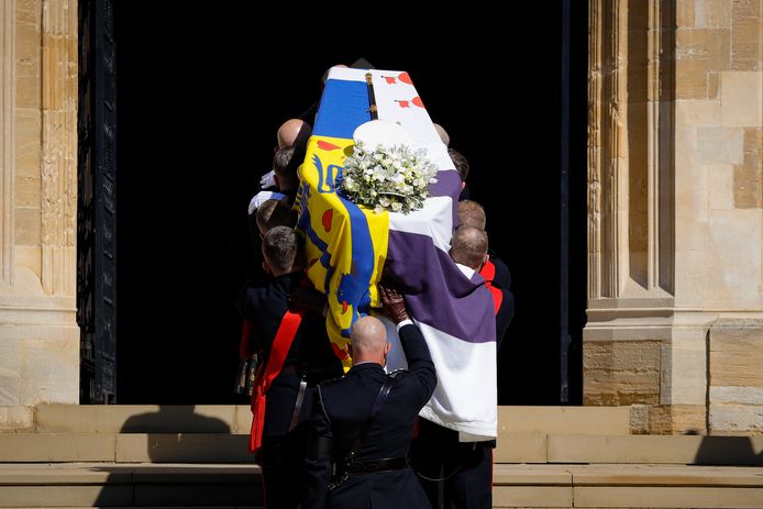 Le cercueil du prince Philip couvert de l’étendard personnel du duc d’Edimbourg, de son épée, sa casquette de la Marine et d’une couronne de fleurs.