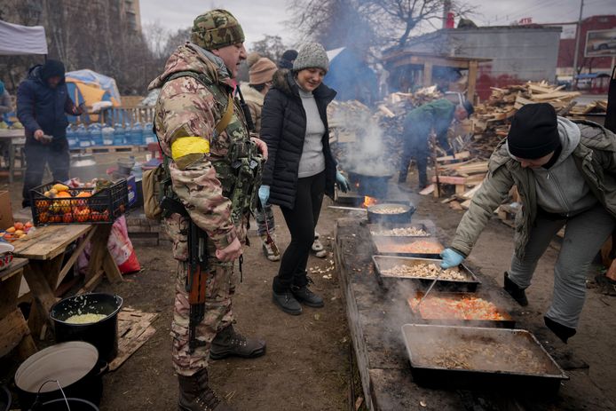 Mensen koken buiten voor de soldaten en burgers die Kiev verdedigen.
