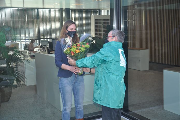 Evelyn Bracke werd door ACV-afgevaardigde Christ in de bloemetjes gezet voor het mooie werk tijdens de coronacrisis.