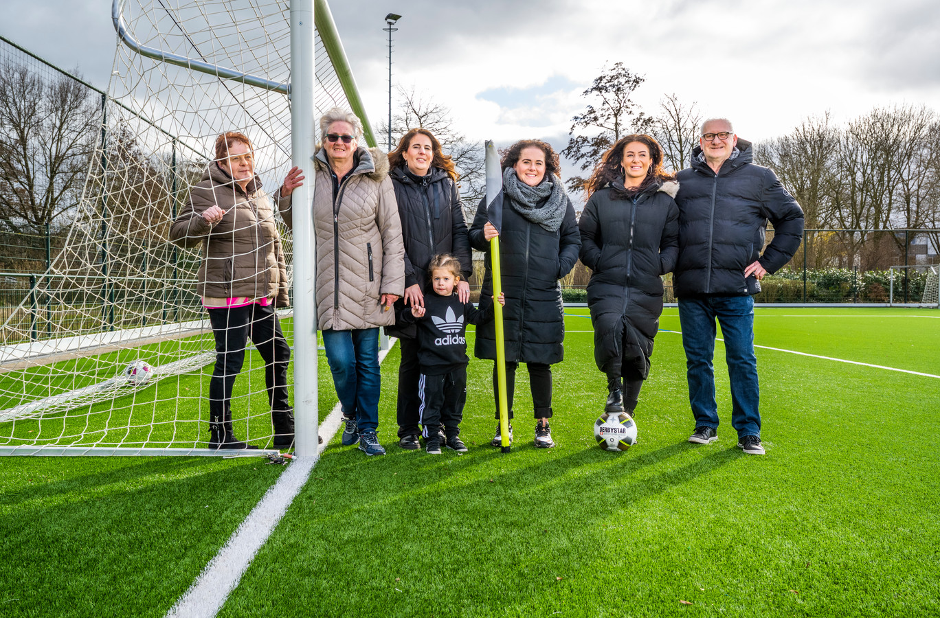 Bewust Permanent Tonen Bij deze club spelen vrouwen al 50 jaar voetbal: 'Net zo'n goede techniek  en we zijn niet zo kinderachtig' | Foto | destentor.nl