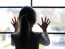 Duitse moeder veroordeeld voor maandenlang martelen dochtertje: ‘Zonder hulp was ze overleden’ 