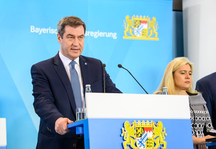 Minister-president Markus Söder (L) van de deelstaat Beieren en Gezondheidsminister Melanie Huml tijdens het afkondigen van de verscherpte maatregelen, vanmiddag.