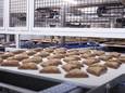 Een productielijn van Dutch Bakery met voorgebakken broodjes.