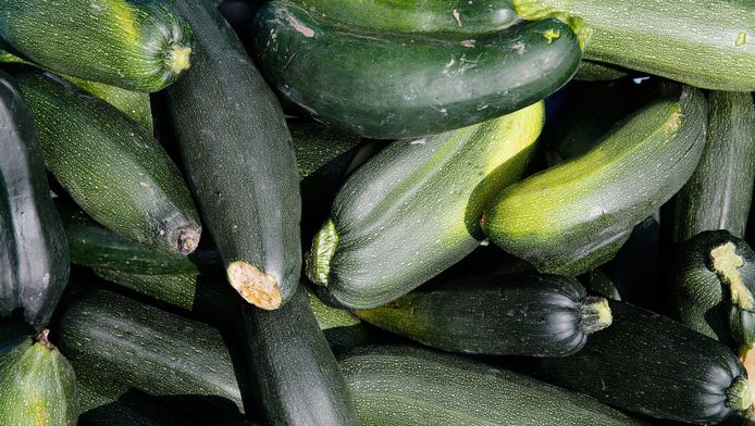 Wie courgettes kweekt, doet er goed aan eerst een klein rauw stukje te proeven. Wanneer het veel bitterder smaakt, is het foute boel.