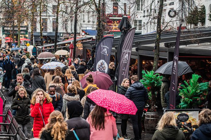 Drukte in de horeca rondom de Groenplaats in Antwerpen.