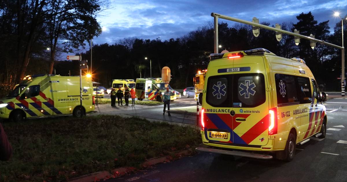 Vier mensen in taxibusje gewond naar ziekenhuis na kop-staartbotsing bij Apeldoorn.