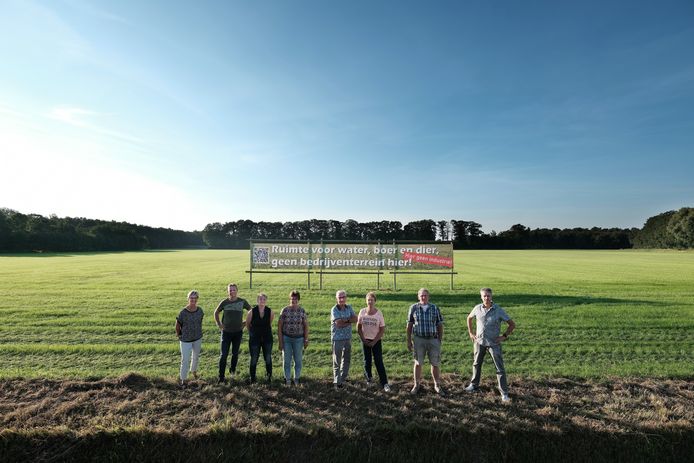 Demonstrerende bewoners tegen industriegebied aan de Misterweg in september 2021
