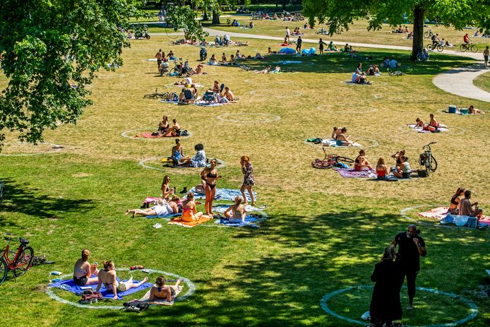 Cirkels in een park in Rotterdam om afstand te bewaren.