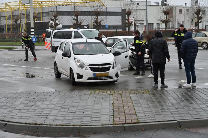 Twee auto's zijn woensdagmiddag rond 14.10 uur met elkaar in botsing gekomen op een kruispunt van de Haagweg met de Vincent van Goghstraat in Breda.