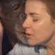 Video: ontroerende hereniging tussen chimpansees en hun redster