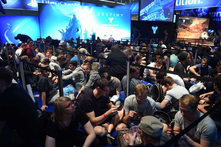 Gamers staan in de rij om Destiny te spelen op de conferentie Gamescom in Keulen, in augustus. Beeld afp