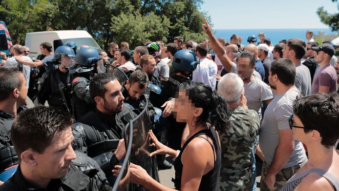Op Corsica is het onrustig nadat twee groepen met elkaar ruzie kregen over een gemaakte foto.