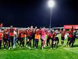 De spelers van Willem II vieren samen met de meegereisde fans de behaalde promotie in Dordrecht.