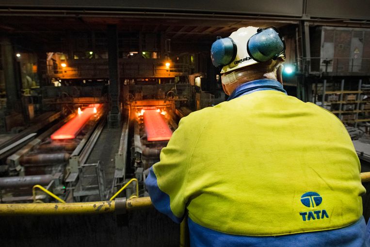 Staal komt in plakken uit de snijfabriek van Hoogovens/Tata Steel in IJmuiden. Beeld Olaf Kraak