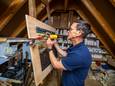 Klompenmaker Martin Dijkman is al enkele jaren bezig met een monsterproject; het Melkmeisje van Vermeer in mozaïek van klompjes.