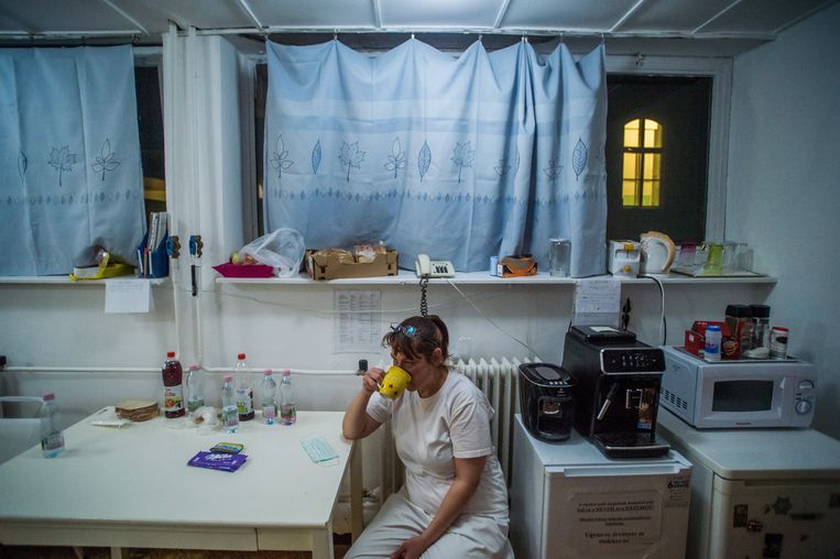 Verpleegkundige Erika Krasznai neemt even pauze tijdens haar nachtdienst op de ic-afdeling in het Szent Janos Hospital-zoekenhuis in Boedapest. Beeld EPA