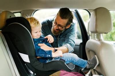 Moet een kind van vijf nog in een autozitje? En hoeveel kids mag je in één wagen vervoeren? Alle regels op een rijtje