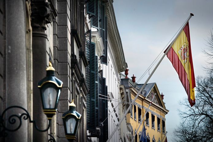 De Spaanse vlag op de Spaanse ambassade op het Lange Voorhout.