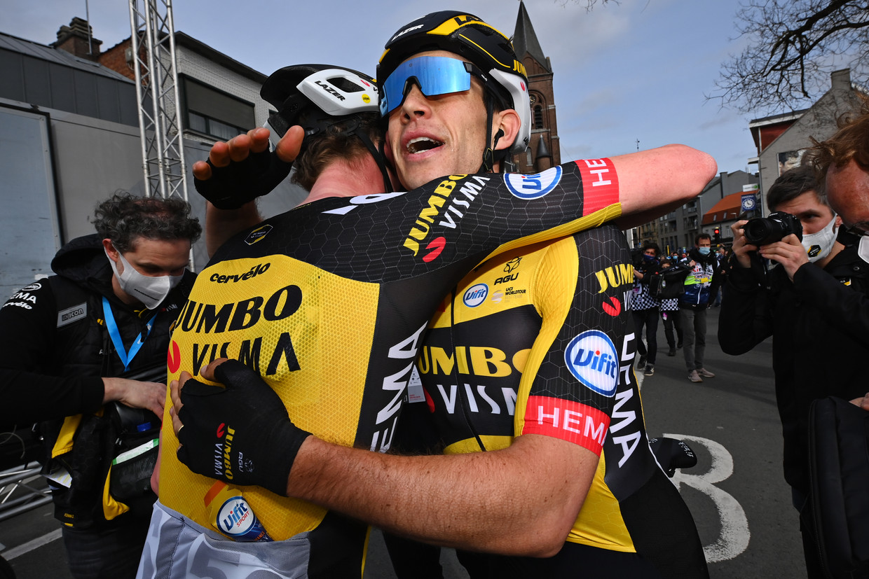 Van Aert viert zijn overwinning met ploegmaat Nathan Van Hooydonck, die een berg werk opknapte. Beeld BELGA