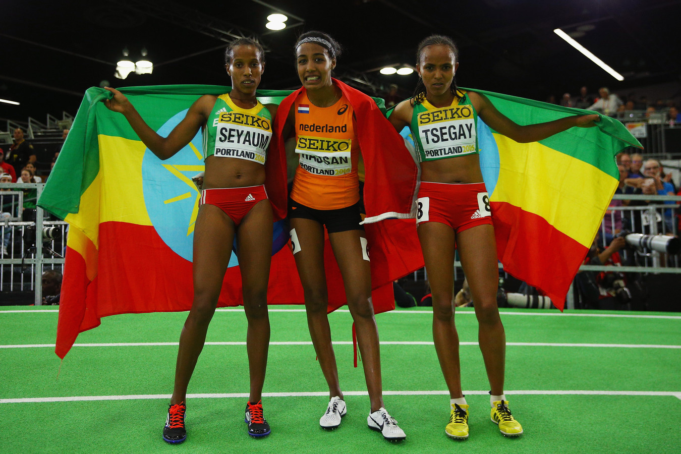 Dawit Seyaum (links) hier op archiefbeeld met Sifan Hassan en Gudaf Tsegay.